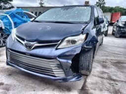
										Salvaged Cars 2020 Toyota Sienna full									