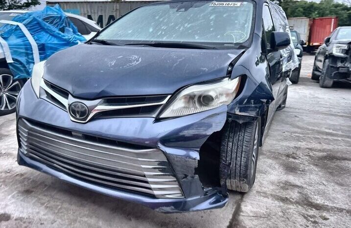 
								Salvaged Cars 2020 Toyota Sienna full									
