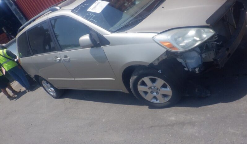 
								Salvaged Cars 2004 Toyota Sienna full									