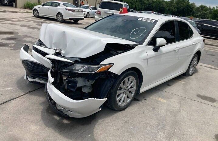 
								Salvaged Cars 2020 Toyota Camry full									