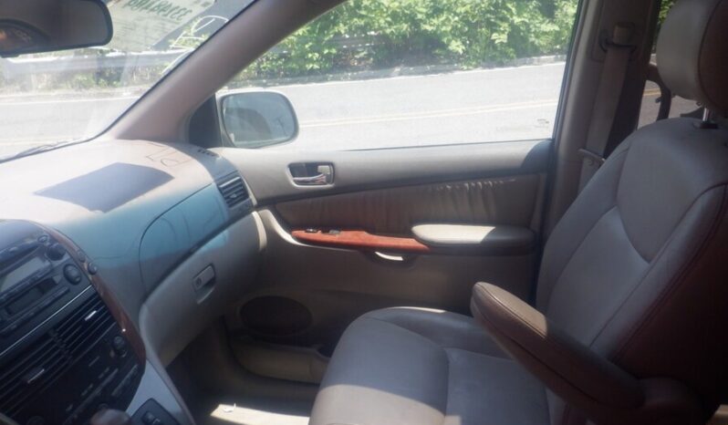
								Salvaged Cars 2004 Toyota Sienna full									