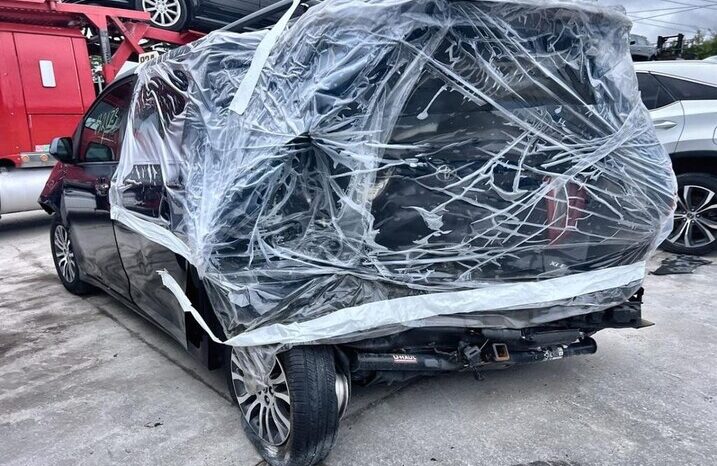 
								Salvaged Cars 2020 Toyota Sienna full									