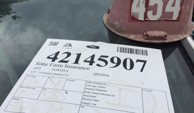 
								Salvaged Cars 2021 Toyota Sienna full									