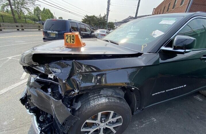
								Salvaged Cars 2024 Jeep Grand Cherokee L full									
