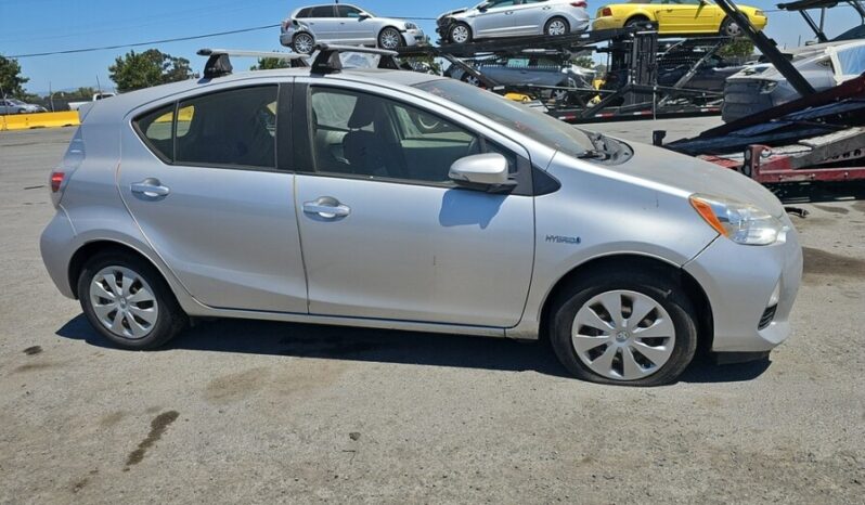
								Salvaged Cars 2014 Toyota Prius C full									