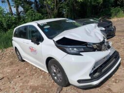 Salvaged Cars 2022 Toyota Sienna