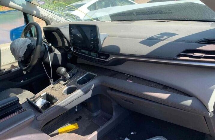 
								Salvaged Cars 2022 Toyota Sienna full									