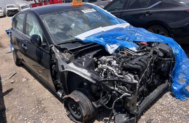 
								Salvaged Cars 2023 Nissan Altima full									