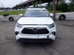 Salvaged Cars 2022 Toyota Highlander