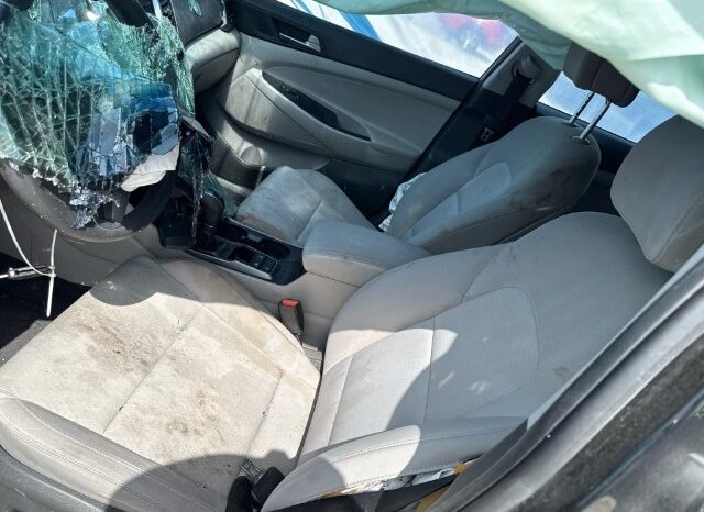 
								Salvaged Cars 2017 Hyundai Tucson full									