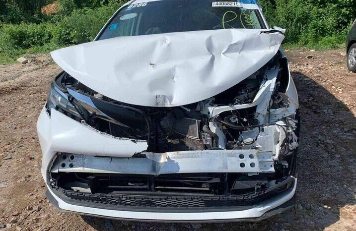 
								Salvaged Cars 2022 Toyota Sienna full									