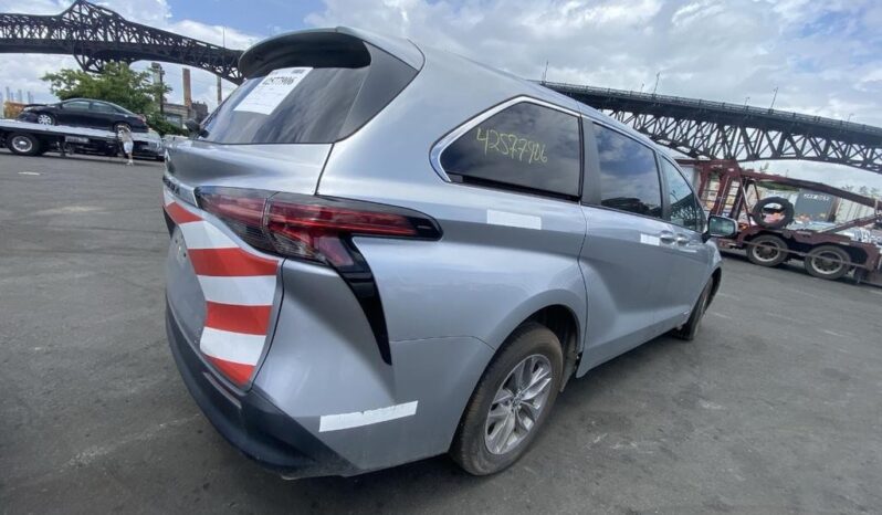 
								Salvaged Cars 2021 Toyota Sienna full									