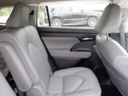 
										Salvaged Cars 2022 Toyota Highlander full									