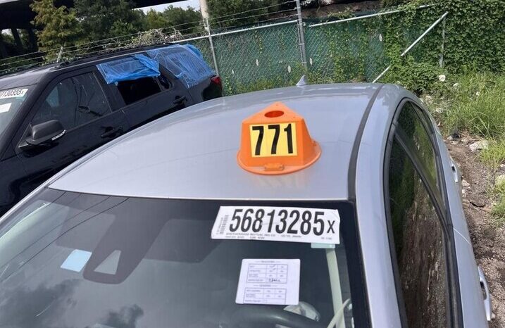 
								Salvaged Cars 2021 Toyota Corolla full									
