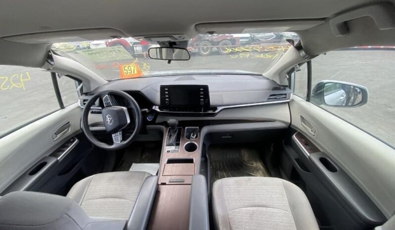 
								Salvaged Cars 2021 Toyota Sienna full									