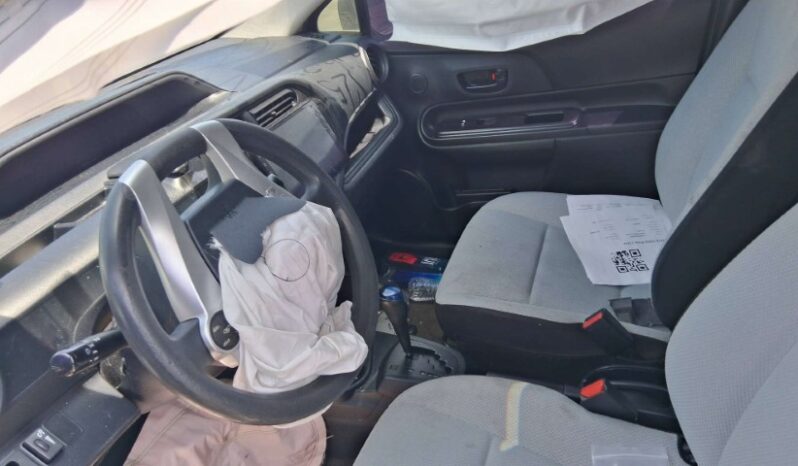 
								Salvaged Cars 2016 Toyota Prius C full									