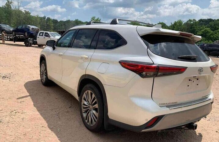 
								Salvaged Cars 2020 Toyota Highlander full									