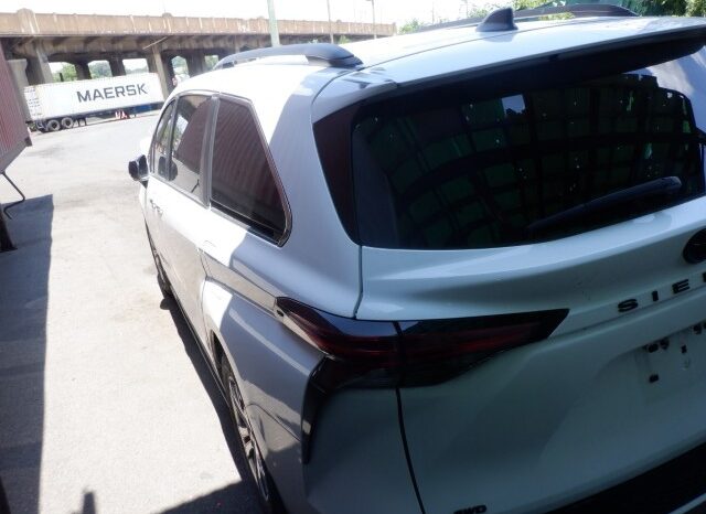 
								Salvaged Cars 2021 Toyota Sienna full									
