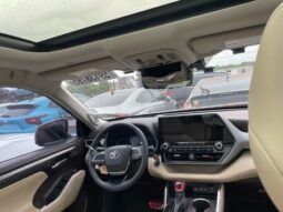 
										Salvaged Cars 2021 Toyota Highlander full									