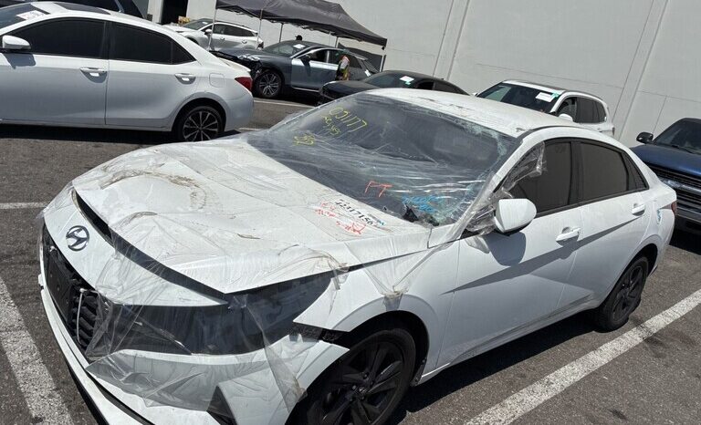 
								Salvaged Cars 2021 Hyundai Elantra full									